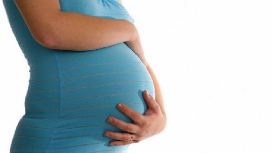 A kanë gratë shtatzëna rrezik më të lartë për të zhvilluar forma të rënda koronavirusi? Ja si përgjigjet ministria e Shëndetësisë