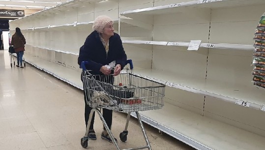 Vazhdon paniku në Britani, radhë të gjata dhe rafte bosh në supermarkete