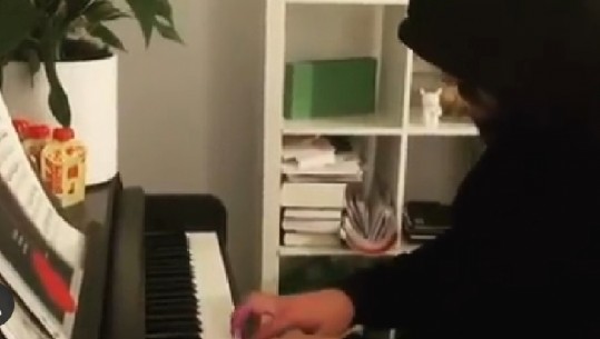 Nga Gjermania, Stine luan në piano tingujt e një prej këngëve të tij më të bukura
