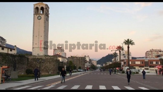 Elbasani i bindet urdhrit, pas xhiros qytetarët futen të gjithë brenda