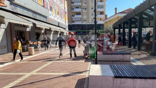 Një ditë feste te Pazari i Ri...kryeqytetasit shkelin me të dyja këmbët rregullat e ruajtjes nga koronavirusi (VIDEO)