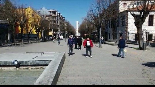 'Zhgënjen' Korça, askush nuk ruan distancën e sigurisë, gjobiten me 10 mijë lekë 10 këmbësorë që shkelën oraret