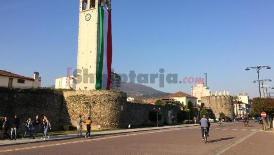 Ora 16:00 thyen karantinën në Elbasan, të gjithë qytetarët në shëtitje (VIDEO)