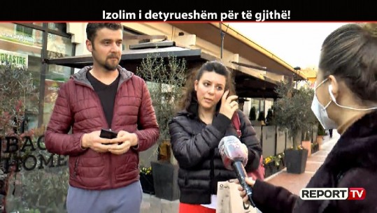 Tiranë, zero ndërgjegjësim për distancën edhe te Pazari i Ri, qytetarët: Ne bashkë jemi edhe në shtëpi...(VIDEO)
