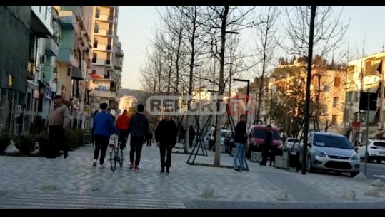 Zhgënjen edhe Vlora! Ngjitur me njëri-tjetrin, qytetarët dynden pa asnjë masë (VIDEO)