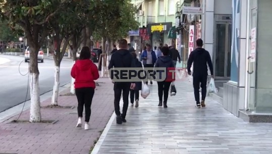 Orarin për të lëvizur vetëm në kushte të domosdoshme, fierakët e shfrytëzojnë për të ndenjur në lulishte (VIDEO)