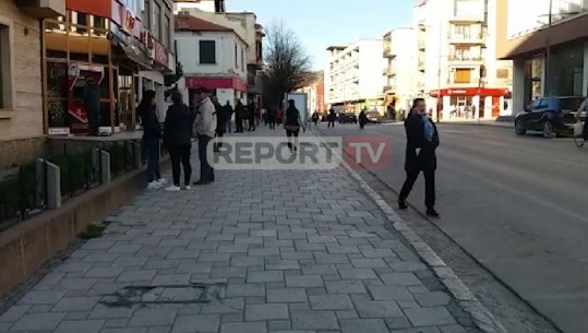 Asnjë ndërgjegjësim as te korçarët, dynden në rrugë në grupe (VIDEO)