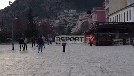 Berati thyen urdhrat,  qytetarët mbushin shëtitoren (VIDEO)