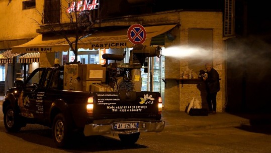 FOTOLAJM/ Vijon dezinfektimi në rrugët e Tiranës