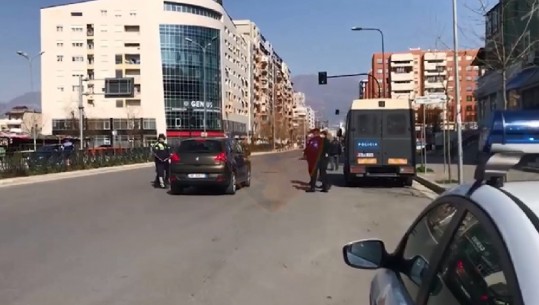 41 këmbësorë në Tiranë nuk i binden policisë, 154 gjoba në total! 129 shoferëve u bllokohen makinat, 7 mln lekë të riut që doli nga vetëkarantina
