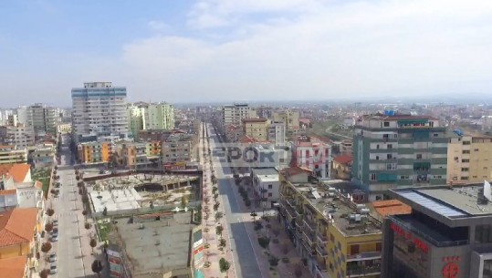 COVID-19/ E diela në shtëpi! Pamjet e rralla me dron nga qyteti i Fierit i boshatisur (VIDEO)