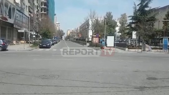 Në Durrës as edhe një lëvizje, qytetarët të gjithë të izoluar në shtëpi (VIDEO)
