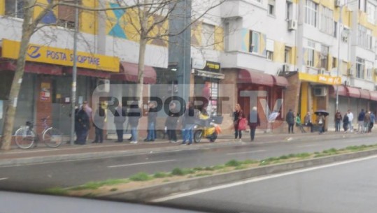 Tiranë- Në radhët në sportele ruhet distanca 1 m...qytetarët më të ndërgjegjësuar 