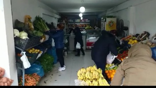 Lezha e ndërgjegjësuar, jo grumbullime në tregjet e fruta-perimeve, të gjithë me maska (VIDEO)