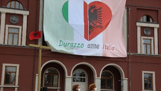 Pankarta gjigante në hyrje të qytetit: Durrësi do Italinë (FOTO)