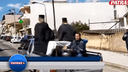 Greqi/ Priftërinjtë spërkatin rrugët me ujë të bekuar kundër koronavirusit (VIDEO)