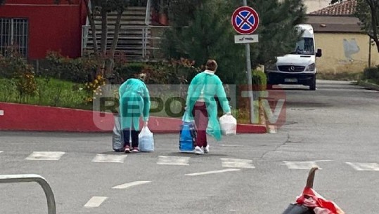Familjarët sjellin ushqime, rroba dhe batanije për të prekurit me koronavirus te Infektivi, pranohen nga stafi (VIDEO)