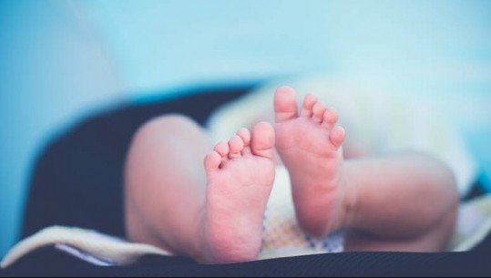 Koronavirusi/ Rezulton e infektuar edhe një foshnjë 7.5 muajshe në Greqi, prindërit izolohen në karantinë