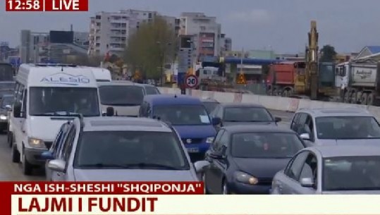 VËZHGIMI/ Ish- sheshi Shqiponja si një ditë normale, trafik i rënduar te rrethrrotullimi! Fundi i muajit zbraz tregjet në Lushnje! 