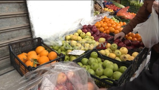 Kukës/ Zbatohet urdhri i AKU-së për tregun e frutave, qytetarët: Mbulimi me plastmas, masë që na ndihmon!