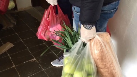 Bashkia Kuçovë shpërndan ndihmat për pensionistët dhe familjet në nevojë