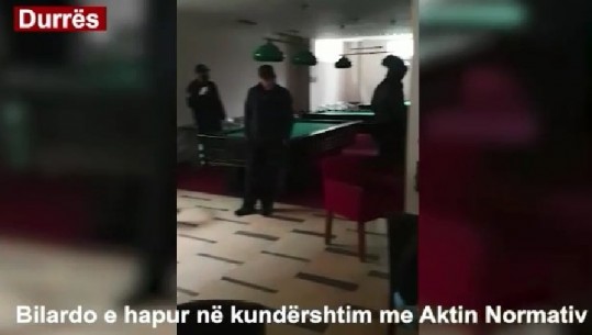 Në Durrës bilardo e hapur, policia futet brenda dhe i çon në shtëpi! Në Tiranë lokali mbyllet me 6 muaj (VIDEO)