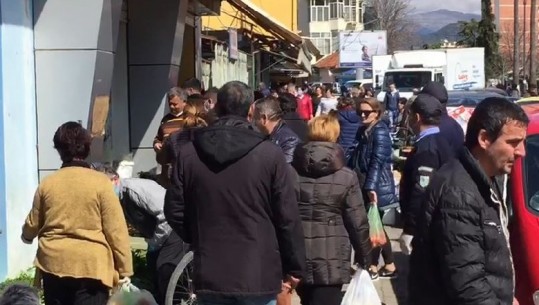 Izolimi shkakton radhë në markatën e Elbasanit, disa qytetarë dalin rrugëve për xhiro