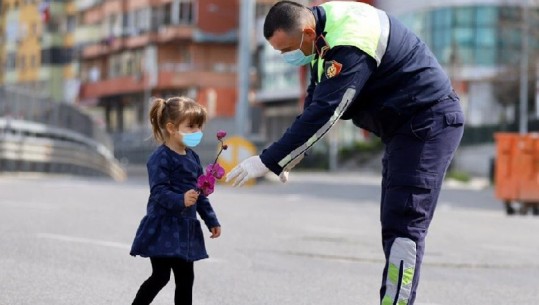'Një lule për ty',  gjesti i vogëlushes shpreh mirënjohjen e të gjithëve ndaj efektivëve të policisë