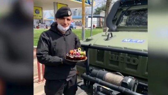 Ushtaraku shqiptar kalon ditëlindjen më të pazakontë, ja surpriza e kolegëve (VIDEO)