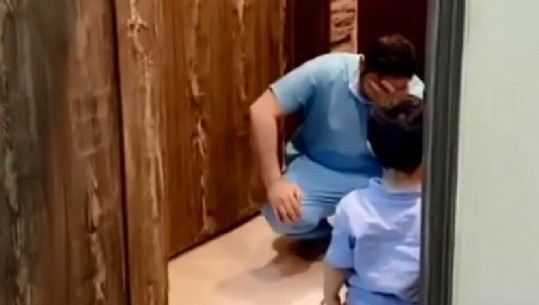 E pamundur të mbash lotët...fëmija nxiton ta përqafojë, babai infermier i largohet dhe ulet në gjunjë duke qarë (VIDEO)