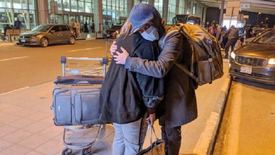 Kapi avionin e fundit për në Kanada, i riu sfidon koronavirusin dhe i propozon të dashurës për martesë