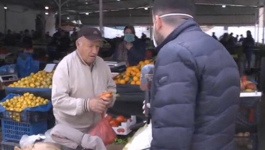 'Nuk dija t'i bija me telefon, numri nuk del' Pensionistët në Tiranë dalin për pazare e ilaçe: Jemi vetëm