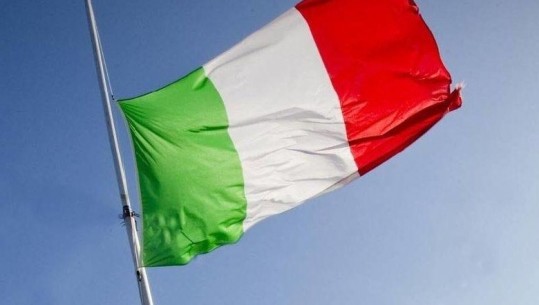 Koronavirusi, në mesditë Italia u ndal për 1 minutë, flamuj në gjysmë shtize dhe heshtje zie