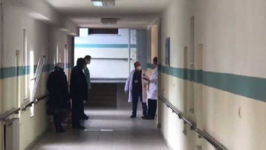 Një infermiere rasti i ri në Mirditë, bashkëshortja e punonjësit të spitalit që rezultoi pozitiv me COVID-19