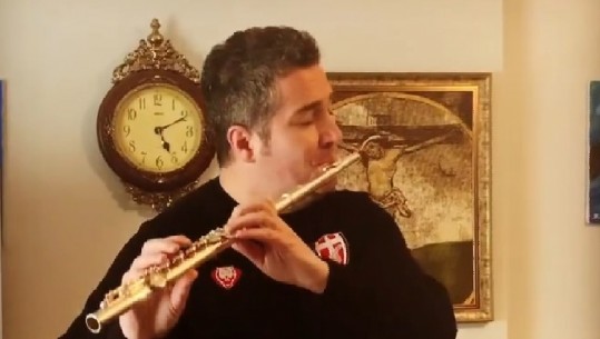 Drithëruese! Devis Xherahu interpreton me flaut 'Himnin e Flamurit '(VIDEO)