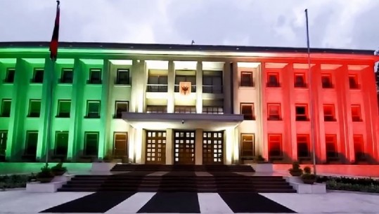 Presidenca 'vishet' me flamurin italian: Të bashkuar do ia dalim (VIDEO)