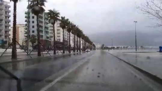 Rrugët e Vlorës janë bosh, askush nuk del nga shtëpia për shkak të shiut (VIDEO)