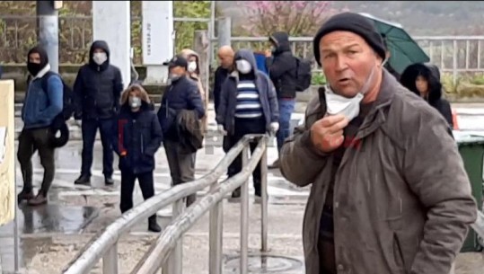 Gra dhe fëmijë në shi! S'kanë leje nga konsullata, bllokohen shqiptarët në kufi me Greqinë! Hajdari: Asnjë s'do kalojë