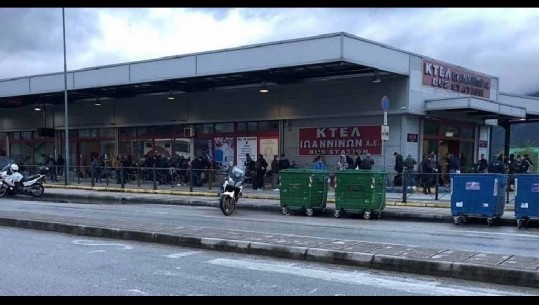 Nuk lejohet kthimi pa autorizim në atdhe, bllokohen dhjetëra emigrantë shqiptarë në Janinë