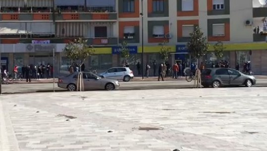 Në Fier dhe Lushnje koha e mirë 'nxjerr' qytetarët nga shtëpitë, shtohen edhe të automjeteve në rrugë (VIDEO)