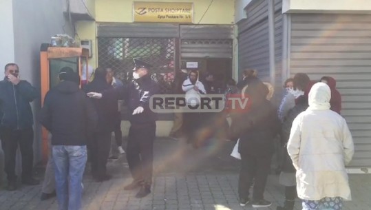 Elbasanasit mblidhen në grumbuj, policia bashkiake ndërhyn për të shpërndarë turmën (VIDEO)