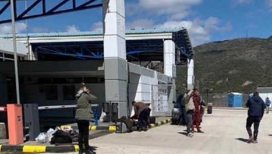 Më shumë se 1 ditë pritje në kufi, lejohen të futen në atdhe 33 shqiptarë nga Greqia