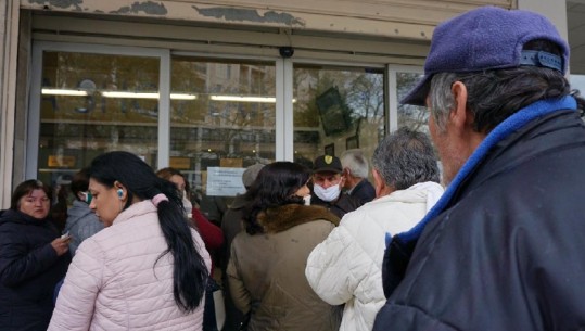 Qytetarë të shumtë në radhe tek posta në Durrës, situata në treg më normale (FOTO)