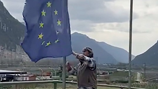 Itali, në Trentino ulet flamuri i Europës së Bashkuar. Matteo Salvini: Nëse Europa nuk zgjohet, këto skena do të shumohen (VIDEO)