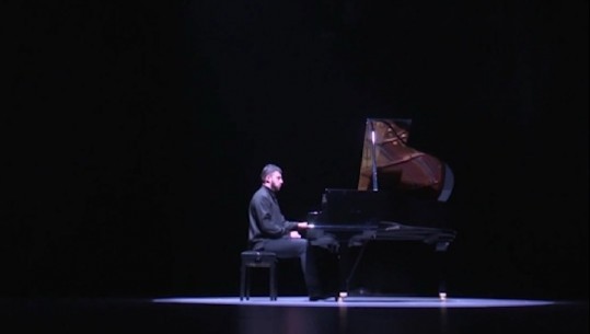 Homazh për dashurinë, artisti luan “Fryn Veriu” në piano 