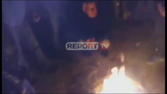 33 emigrantë të bllokuar prej disa orë në Kakavijë, ndezin zjarr për t'u ngrohur: Po ngrimë së ftohti, s'kthehemi dot në Greqi (VIDEO)