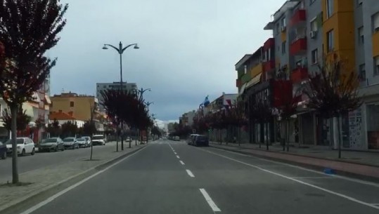 Në Fier asnjë lëvizje e qytetarëve, në rrugë vetëm ndonjë automjet i autorizuar (VIDEO)