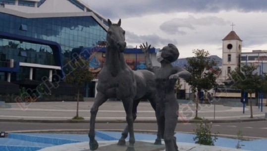 Monumentit 'Djali dhe kali' në Kamëz i vendoset maska mbrojtëse, qëllim solidarizimi i të gjithë qytetarëve