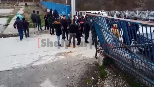 Tensionohet situata në Kapshticë, emigrantët e bllokuar nuk lejojnë kalimin e kamionëve