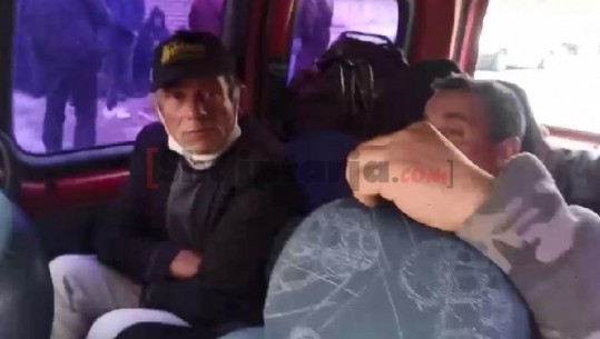 Mes të ftohtit prej ditësh në Kapshticë, disa emigrantët 'strehohen' brenda makinës së prishur